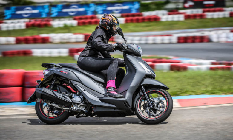 MULHER DE MOTO SCOOTER