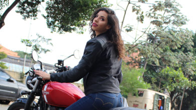 mulher história com o motociclismo