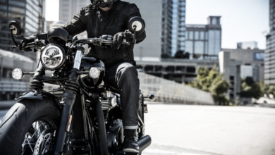 PILOTANDO MOTO TRIUMPH