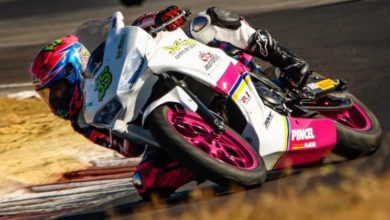 Piloto Sarah Conessa na moto