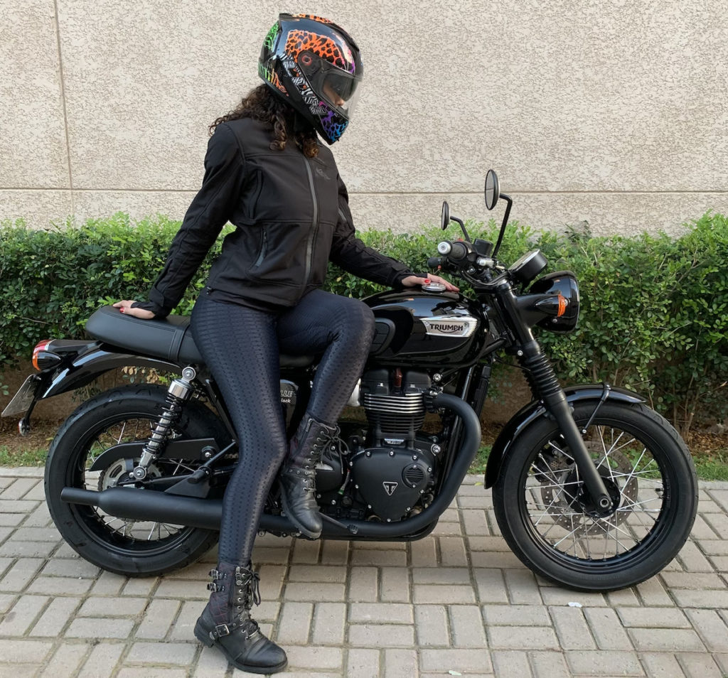 número de mulheres motociclistas cresce no Brasil. Mulher pilotando T100 Black Triumph