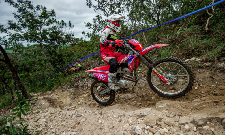 honda rancing primeira mulher em competição do enduro